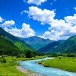 Landskap av Bakhorn med grønne åser og elv.