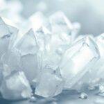 Nærbilde av ammoniumkrystaller med klarhet og struktur.