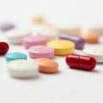 Nærbilde av antitrombotiske medisiner i ulike former.